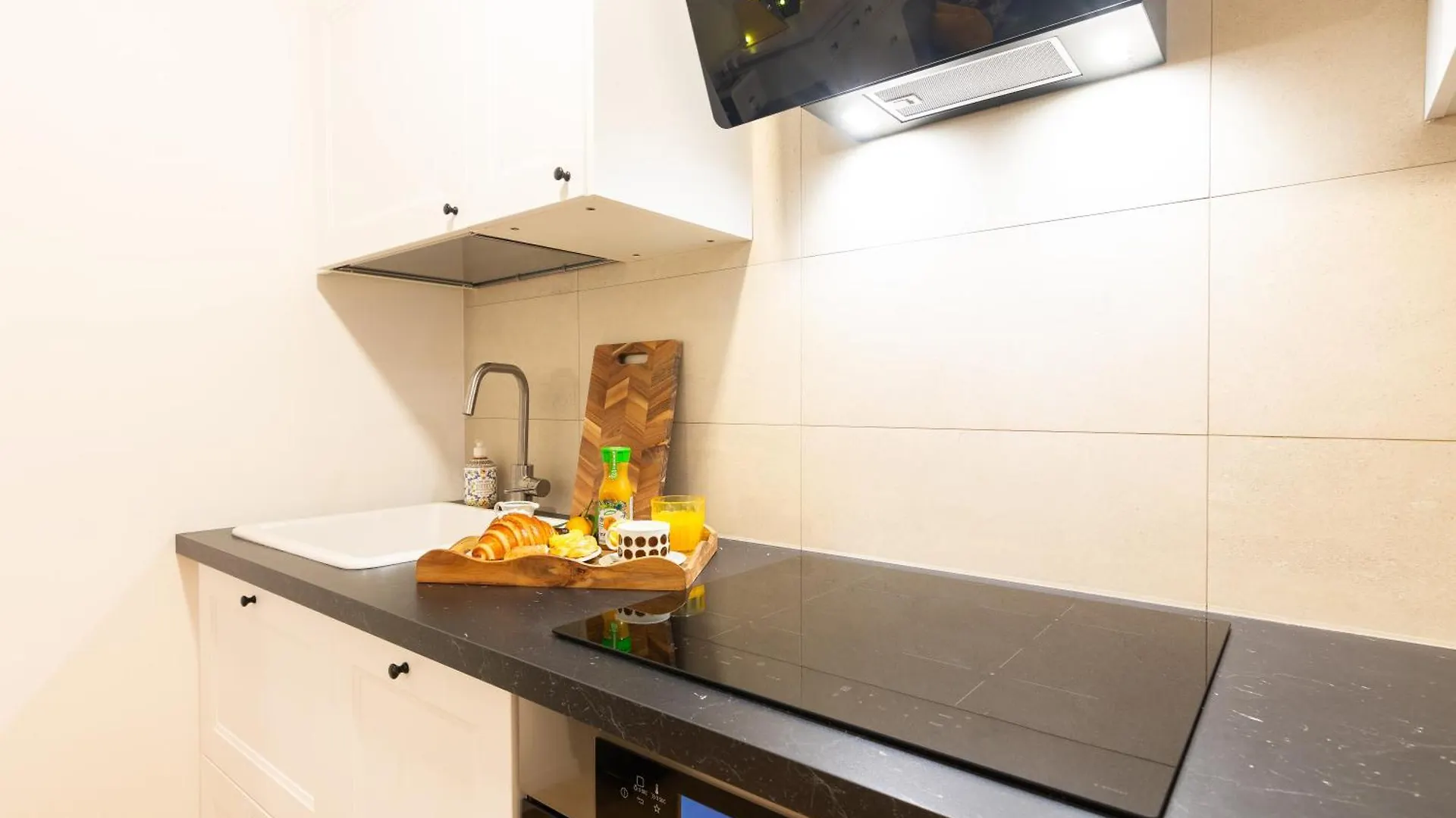 Suite Maino - Vicino Metro, Fiera, San Siro, Duomo Milan 0*,  Italy